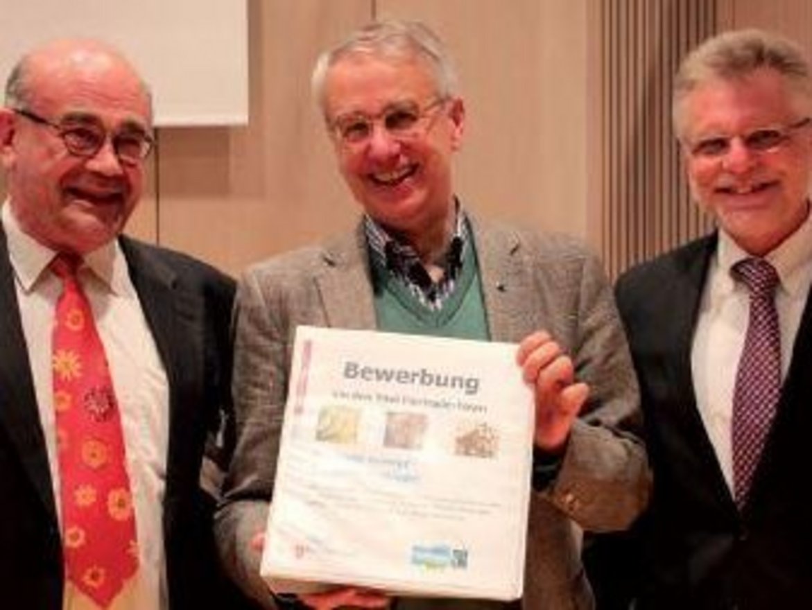 Prof. Dr. Ruck (links) und Oberbürgermeister Makurath (rechts) haben am 11.03.2016 Dieter Overrath (Mittel) die offizielle Bewerbung überreicht Prof. Dr. Ruck (links) und Oberbürgermeister Makurath (rechts) haben am 11.03.2016 Dieter Overrath (Mittel) die offizielle Bewerbung überreicht